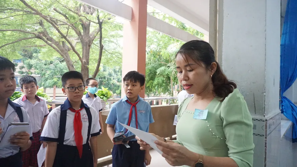 Thí sinh sẽ làm bài khảo sát thực hiện bài khảo sát năng lực trong 90 phút, gồm 2 phần. Phần trắc nghiệm: Học sinh trả lời 20 câu trắc nghiệm bằng tiếng Anh về sự hiểu biết khoa học tự nhiên, khoa học xã hội và thường thức đời sống (làm trong thời gian 30 phút). Phần tự luận (làm trong thời gian 60 phút) gồm: Khảo sát năng lực tiếng Anh: đọc hiểu, viết (thí sinh làm bài bằng tiếng Anh); khảo sát năng lực toán học và tư duy logic (thí sinh làm bài bằng Tiếng Việt); khảo sát năng lực đọc hiểu và làm văn (làm bài bằng tiếng Việt). DSC03780.JPG