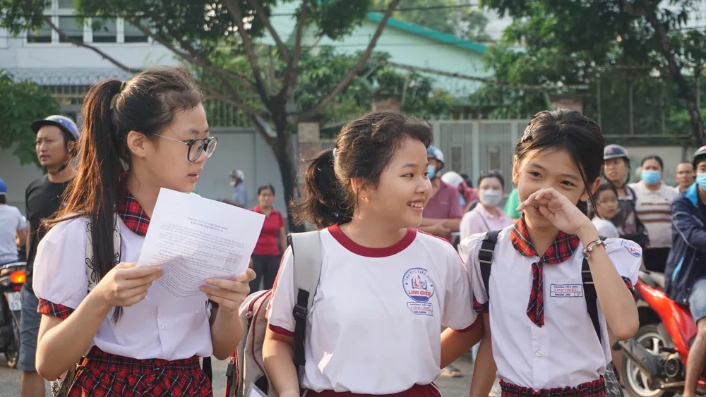 Trao đổi với bạn bè trước khi vào phòng khảo sát. khao-sat-vao-lop-6-1.JPG