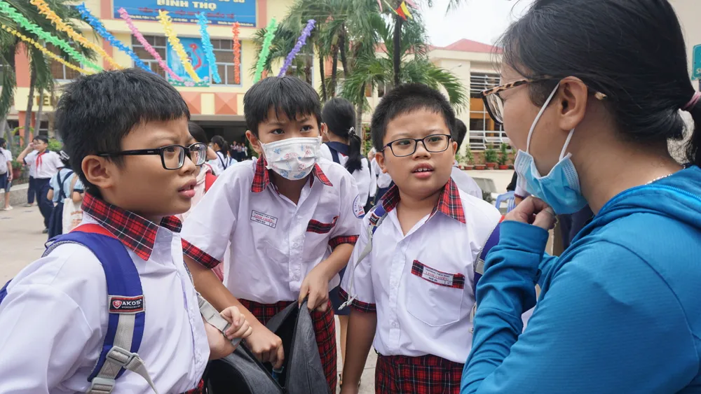Phụ huynh trò chuyện với thí sinh sau khi kết thúc bài khảo sát năng lực. Ảnh: NGUYỄN QUYÊN khao-sat-vao-lop-6-1.JPG