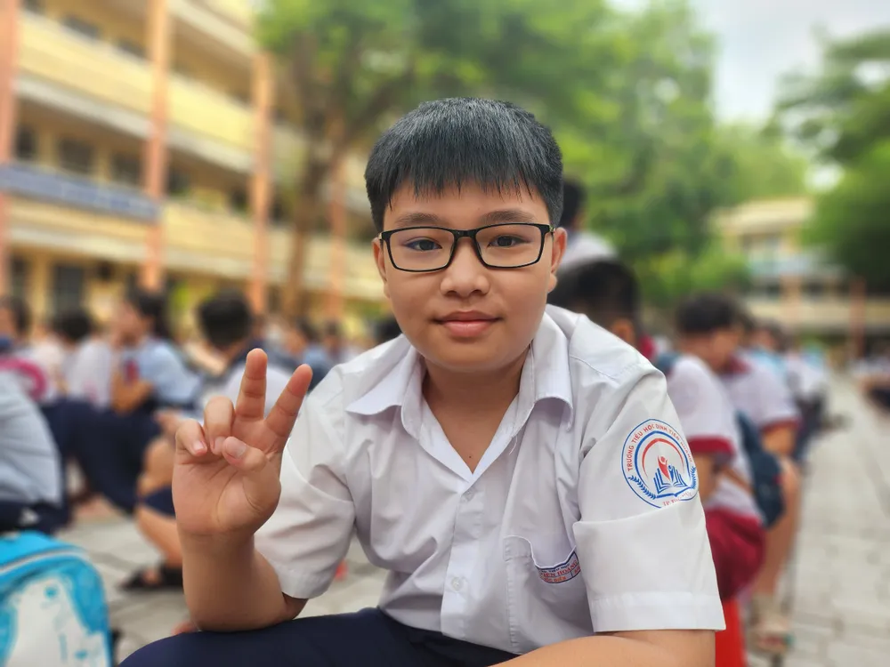 Lê Phước Điền, học sinh Trường Tiểu học Đinh Tiên Hoàng nói: "Do đã ôn tập kỹ nên em rất tự tin vào kỳ khảo sát này. Em sẽ cố gắng để đậu vào trường vì ngôi trường này cơ sở vật chất rất tốt, chất lượng giáo dục ngày càng nâng cao". Trong khi đó, Thiên An, học sinh Trường Tiểu học Từ Đức chia sẻ lý do em dự khảo sát vào trường do các bạn học cùng tiểu học đều tham dự. "Em sẽ nỗ lực làm bài thật tốt để được học chung trường với bạn" - Thiên An nói. khao-sat-vao-lop-6-10-11.jpg
