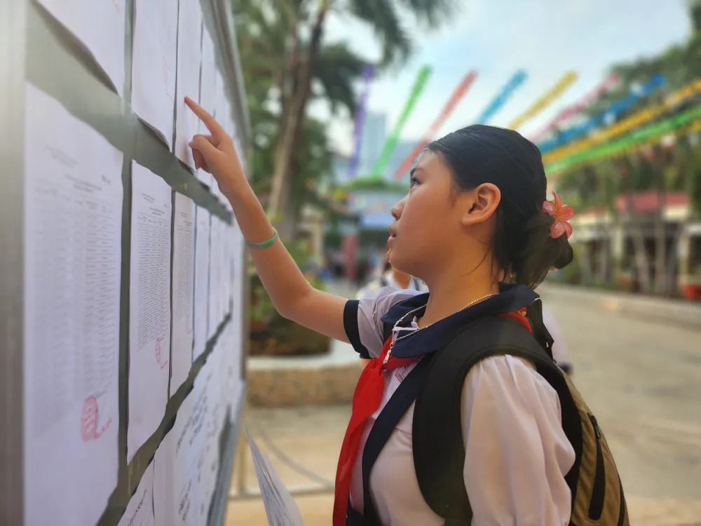 Thí sinh dò danh sách phòng khảo sát. khao-sat-vao-lop-6-10-12.jpg
