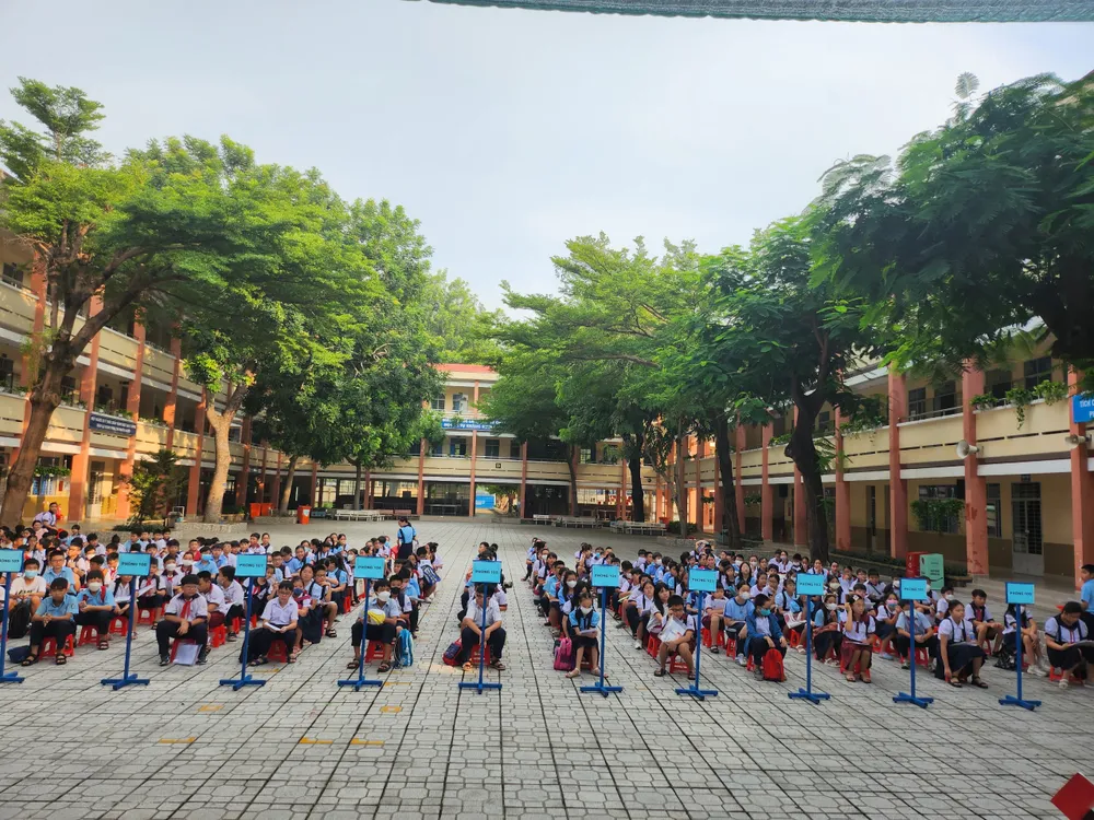 Thí sinh tập trung dưới sân trường để ổn định trước khi vào phòng khảo sát. khao-sat-vao-lop-6-10-15.jpg