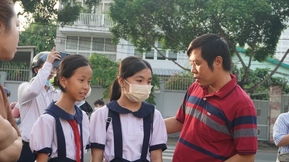 Tổng số lượng học sinh đăng ký dự khảo sát vào lớp 6 tại THCS Bình Thọ là 724 em, chỉ tiêu tuyển sinh là 280 em. Trước giờ khảo sát, phụ huynh không quên dặn con những điều cần nhớ khi vào phòng. khao-sat-vao-lop-6-2.JPG