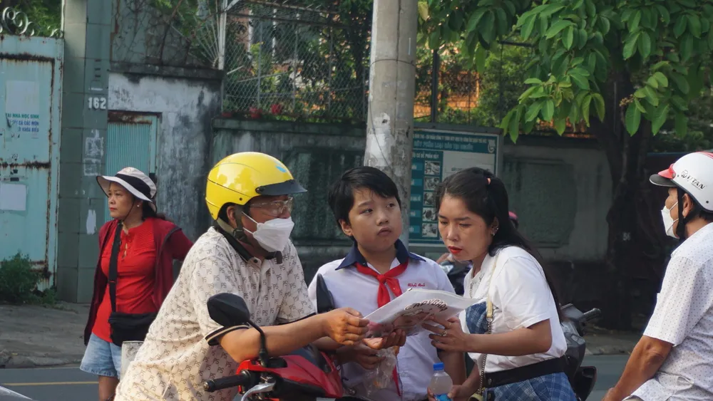 Tại điểm thi Trường THCS Bình Thọ, TP Thủ Đức, từ sáng sớm nhiều phụ huynh đã đưa con đến điểm thi. khao-sat-vao-lop-6-3.JPG