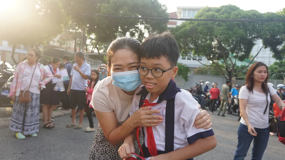 Chị Đoàn Thị Nhẹ, TP Thủ Đức ôm động viên con trước giờ vào khảo sát. "Để chuẩn bị cho đợt khảo sát này, tôi có mua phần mềm online cho con luyện. Hai mẹ con không quá áp lực vì nếu con không đạt kết quả như ý muốn vẫn học tại Trường THCS Lê Quý Đôn theo đúng tuyến. Kỳ khảo sát là để con trải nghiệm và xem khả năng đến đâu" - chị Nhẹ nói. khao-sat-vao-lop-6-5.JPG