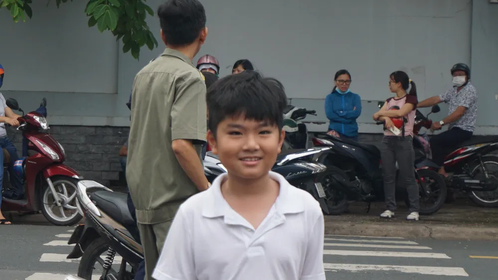Nhiều thí sinh có mặt rất sớm và tự tin bước vào điểm khảo sát. khao-sat-vao-lop-6-7.JPG