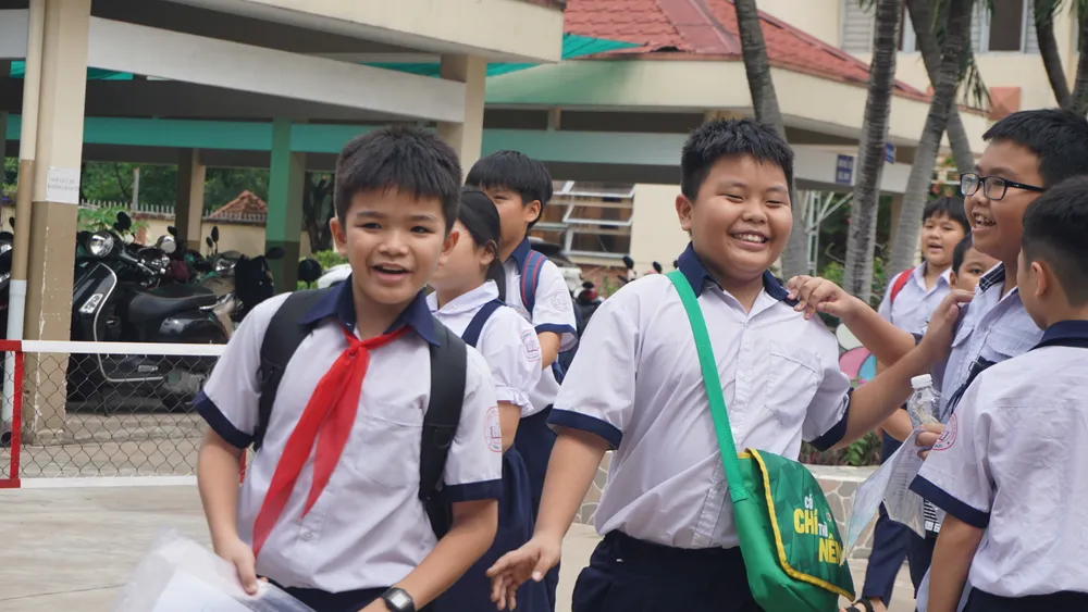 Sĩ tử tươi cười rạng rỡ sau khi kết thúc bài khảo sát năng lực tại Trường THCS Bình Thọ, TP Thủ Đức. Ảnh: NGUYỄN QUYÊN khảo sát vào lớp 6