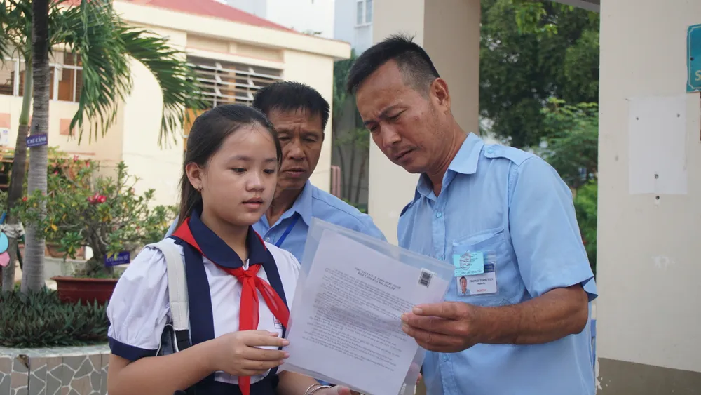 Tại điểm thi này có bố trí nhân viên để hỗ trợ các thí sinh trong quá trình tìm phòng khảo sát cũng như khu vực tập trung. khao-sat-vao-lop-6.JPG