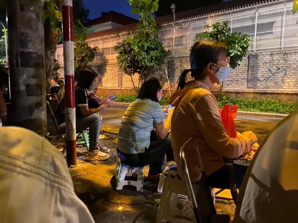 Phụ huynh xếp hàng lúc 22h ngày 16-6 tại cổng trường Tiểu học Thực hành Sài Gòn. Ảnh: Quỳnh Trang mua hồ sơ vào lớp 1