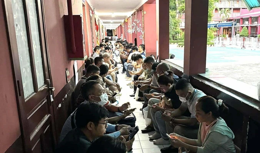 Phụ huynh xếp hàng lúc 5 giờ sáng 17-6. Ảnh: TP mua-ho-so-vao-lop-1.jpg