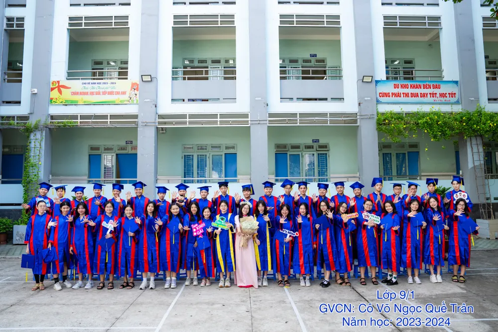 Minh Anh cùng cô giáo chủ nhIệm và các bạn của mình. Ảnh: NTCC Thủ khoa thi lớp 10