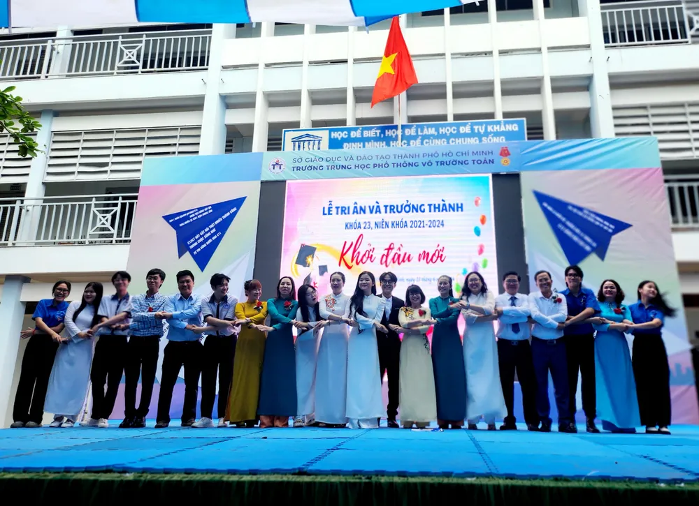 Ban lãnh đạo nhà trường cùng thầy cô giáo và học sinh trong lễ tri ân, trưởng thành sáng nay le-tri-an-10.jpg