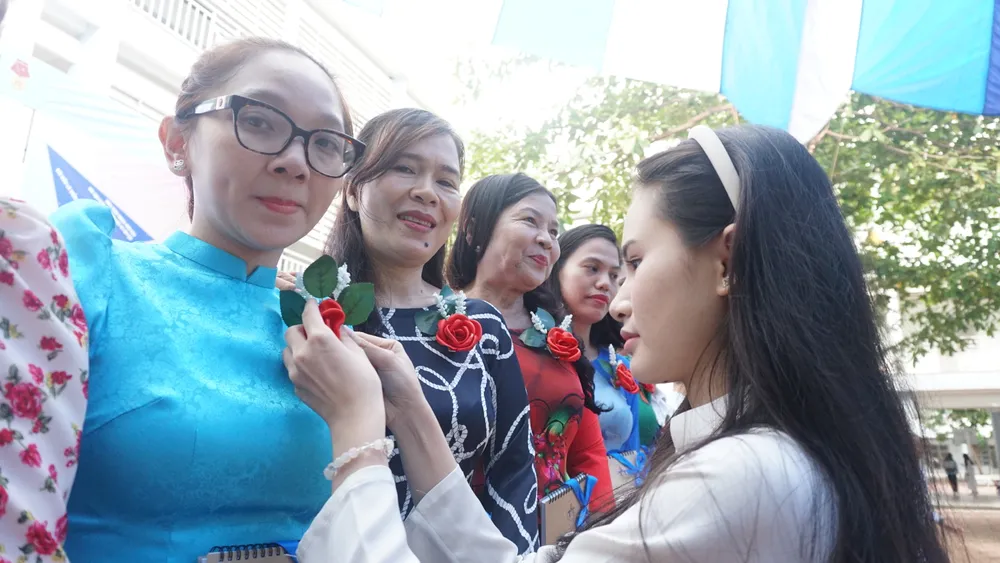 Khoảnh khắc học sinh tri ân thầy cô tại buổi lễ. le-tri-an-3.JPG