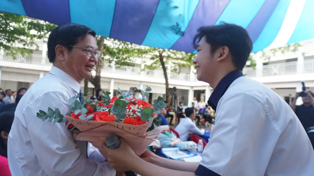 Học sinh Trường THPT Võ Trường Toản tặng hoa cho thầy Nguyễn Ngọc Toàn, Phó Hiệu trưởng nhà trường tại buổi lễ tri ân. lễ tri ân