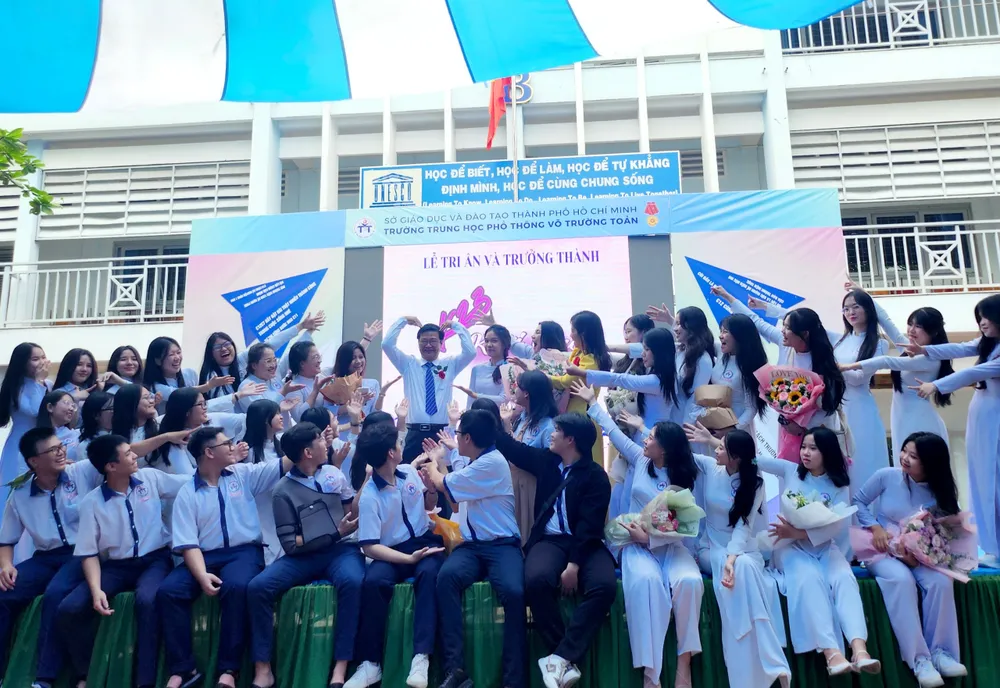 Thầy Nguyễn Ngọc Toàn chụp hình cùng học trò trong lễ tri ân, trưởng thành sáng nay le-tri-an-8.jpg