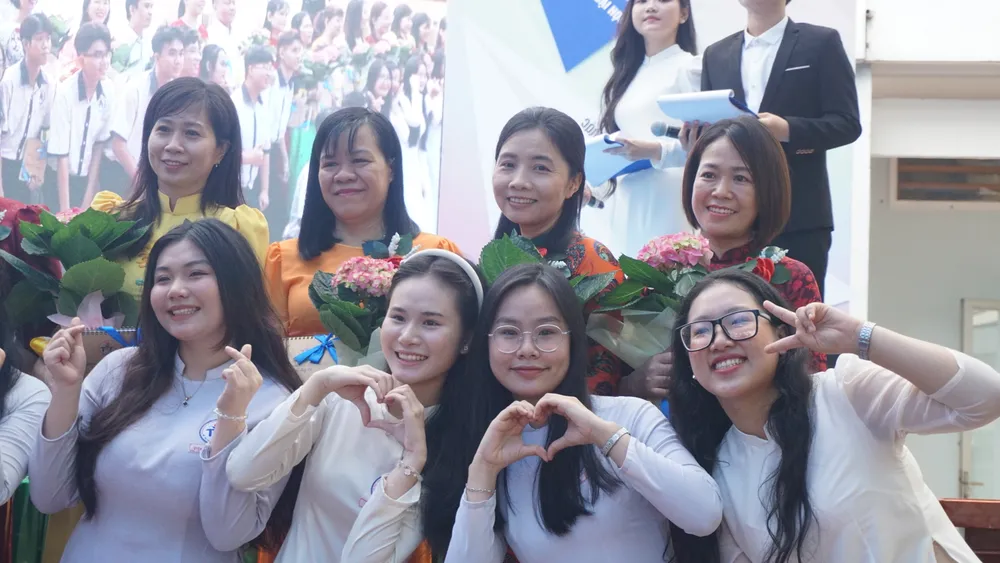 Giây phút học sinh lớp 12 tri ân, tặng hoa cho các giáo viên chủ nhiệm le-tri-an-9.JPG