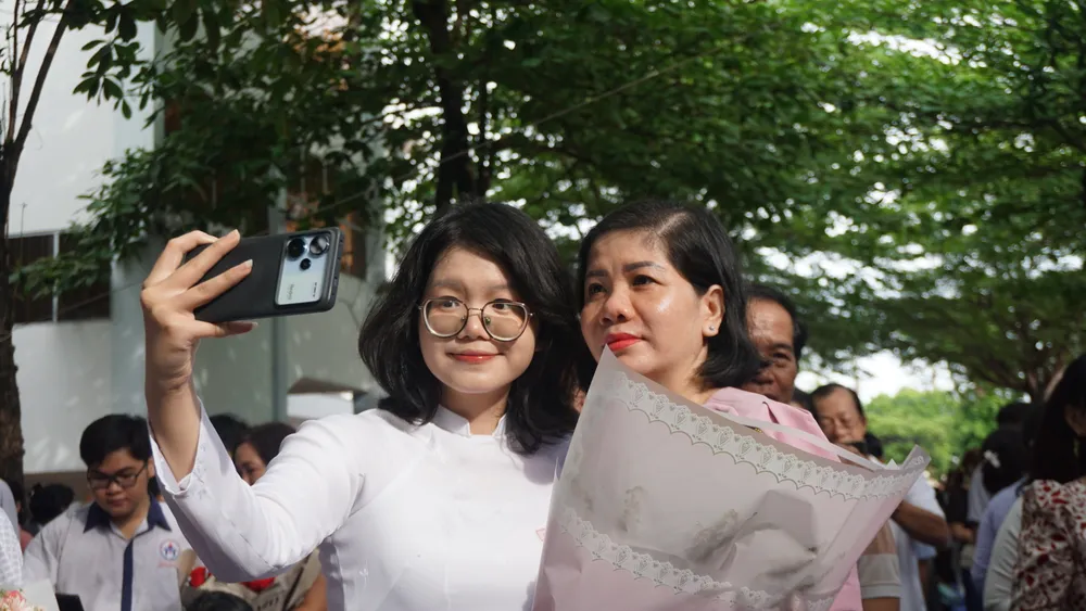 Mẹ con lưu lại khoảnh khắc đáng nhớ trong lễ tri ân le-tri-an.JPG