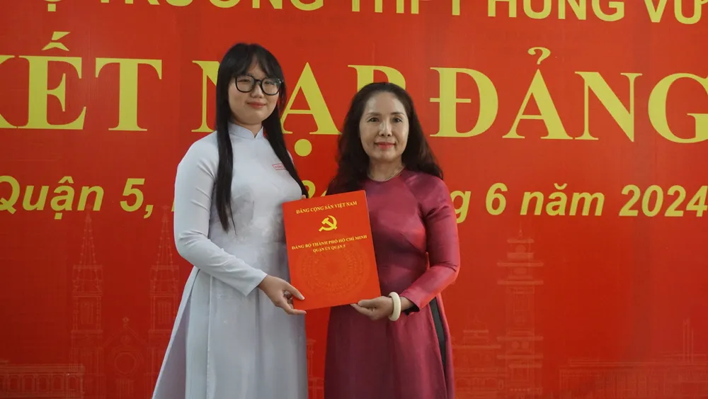 Bà Trương Thị Bích Thủy, Bí thư chi bộ Trường THPT Hùng Vương trao quyết định cho đồng chí đảng viên mới Nguyễn Thùy Khánh Chi. DSC04238.JPG
