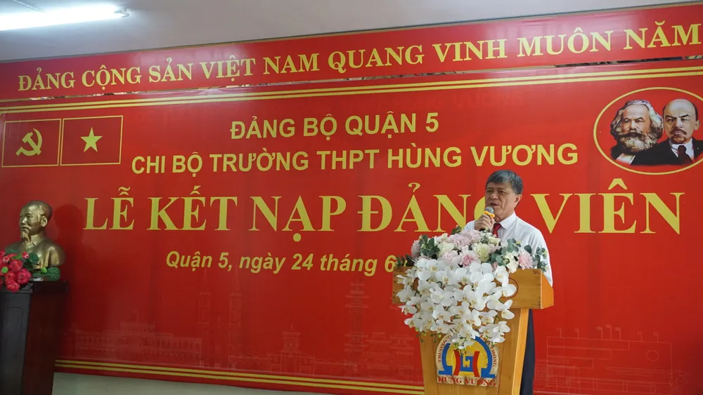 Giám đốc Sở GD&ĐT TP.HCM Nguyễn Văn Hiếu phát biểu tại buổi lễ DSC04305.JPG
