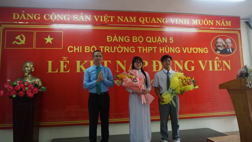 Ông Cao Sơn Yên, Phó Bí thư Thường trực Quận ủy quận 5 tặng hoa cho 2 Đảng viên trẻ. DSC04346.JPG