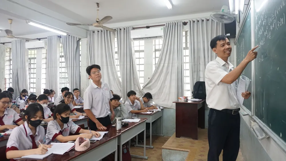 Thầy trò Trường THPT Trường Chinh, quận 12 trong một giờ học. Ảnh: NGUYỄN QUYÊN Thi tốt nghiệp THPT