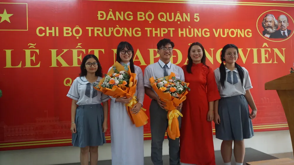 Hai đảng viên trẻ là tấm gương để các bạn đoàn viên trong trường noi gương và học tập. truong-thpt-hung-vuong-10.JPG