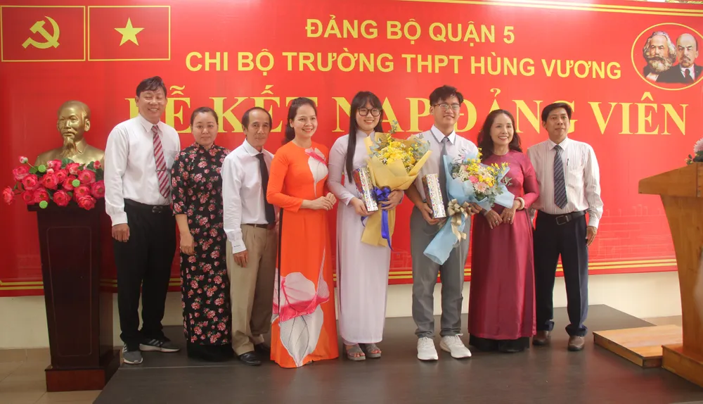 Chi bộ Trường THPT Hùng Vương chúc mừng 2 đảng viên trẻ. truong-thpt-hung-vuong-11.jpg
