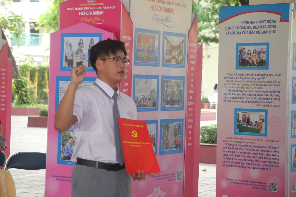 Hà Minh Nhật đọc lời tuyên thệ tại buổi lễ. Trường THPT Hùng Vương