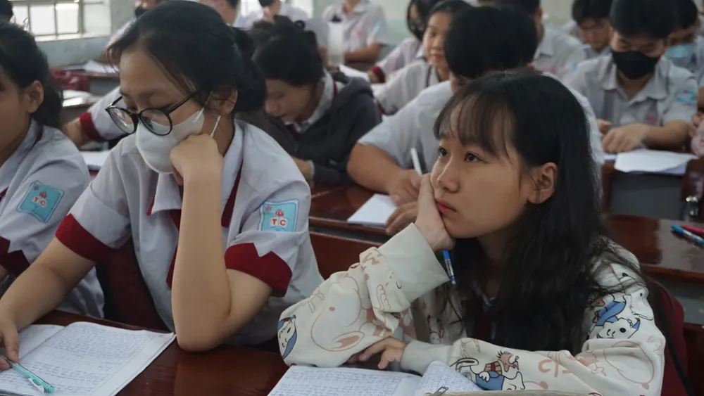 Học sinh lớp 12 Trường THPT Trường Chinh, quận 12 trong 1 giờ học. Ảnh: NGUYỄN QUYÊN thi tốt nghiệp THPT