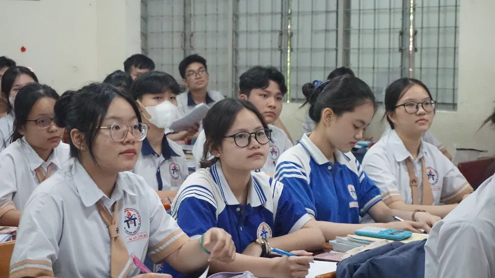 Học sinh lớp 12 Trường THPT Võ Trường Toản, quận 12 trong một giờ ôn tập. Ảnh: NGUYỄN QUYÊN thi tốt nghiệp THPT