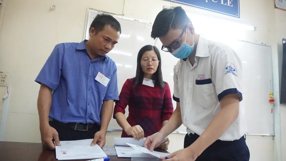 Thí sinh đến làm thủ tục dự thi tại điểm thi Trường THPT Phan Đăng Lưu, quận Bình Thạnh. Ảnh: NGUYỄN QUYÊN thi tốt nghiệp THPT