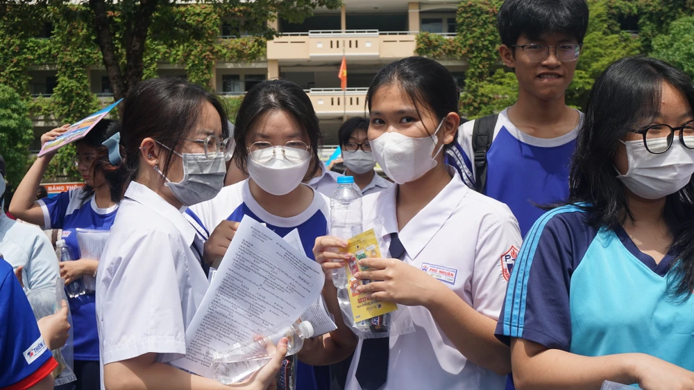 Thí sinh trao đổi bài sau bài thi tổ hợp. Ảnh: NGUYỄN QUYÊN thi tốt nghiệp THPT