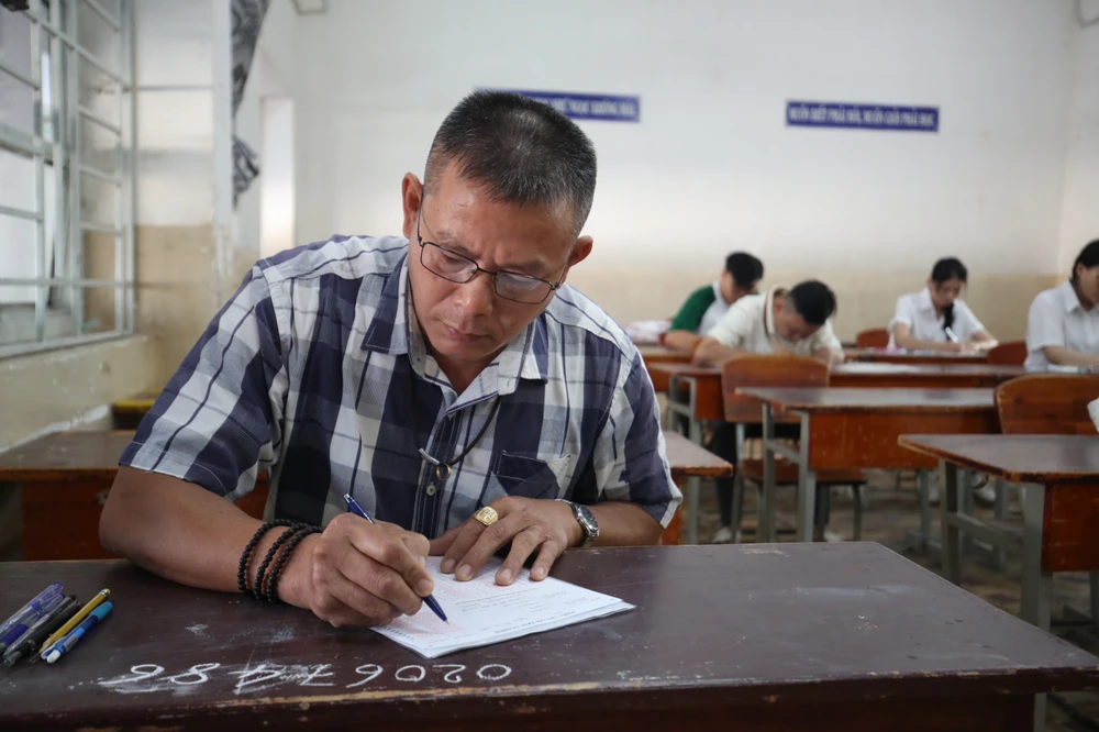 Anh Nguyễn Thế Tú, 48 tuổi dự thi tốt nghiệp THPT tại điểm thi Trường THPT Gò Vấp, quận Gò Vấp. Ảnh: VĐ thi tốt nghiệp THPT