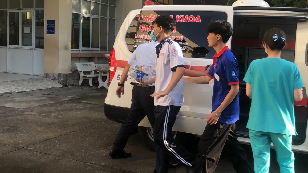 Quyết tâm dự thi tốt nghiệp THPT, nam sinh đến điểm thi bằng xe cấp cứu. Ảnh: ANH THY thi tốt nghiệp THPT