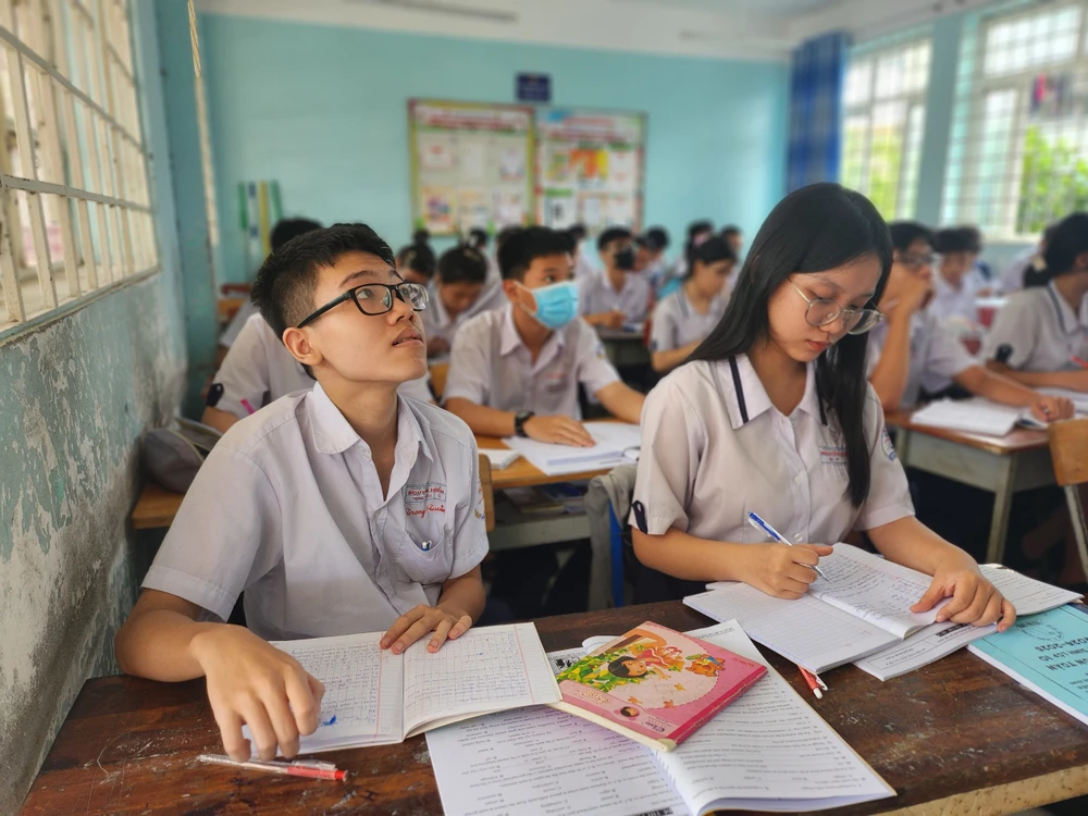 UBND TP.HCM đề xuất giảm học phí trong năm học mới. Trong ảnh, học sinh Trường THCS Nguyễn Hiền, quận 12 trong 1 tiết học. Ảnh: NGUYỄN QUYÊN giảm học phí