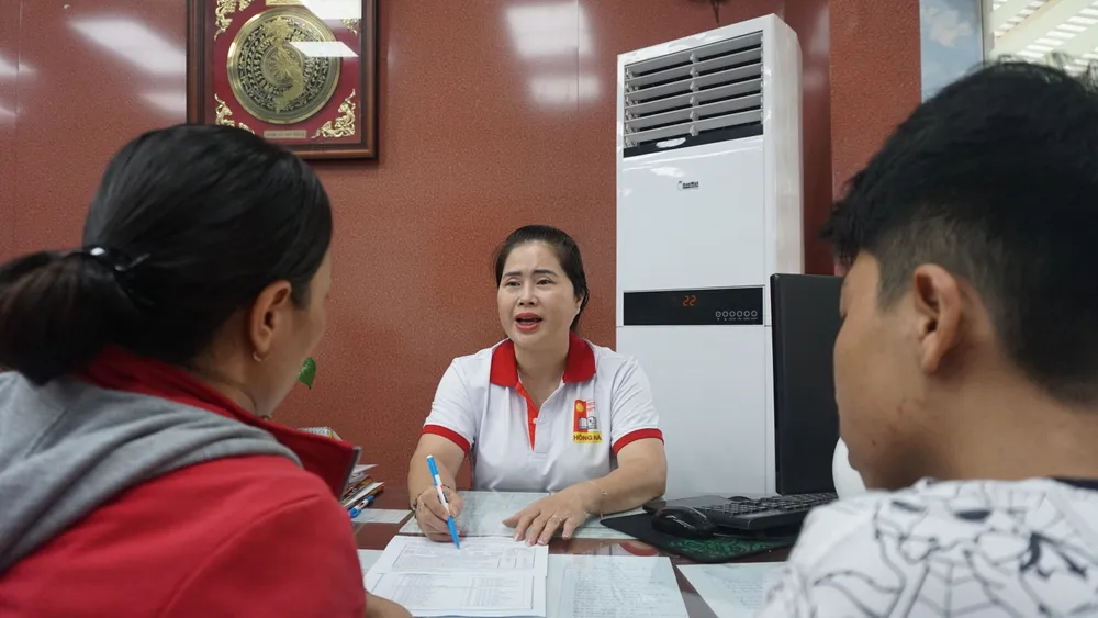 Nhân viên Trường THCS - THPT Hồng Hà, quận Gò Vấp đang tư vấn cho phụ huynh. Ảnh: NGUYỄN QUYÊN rot-lop-10-cong-lap.JPG