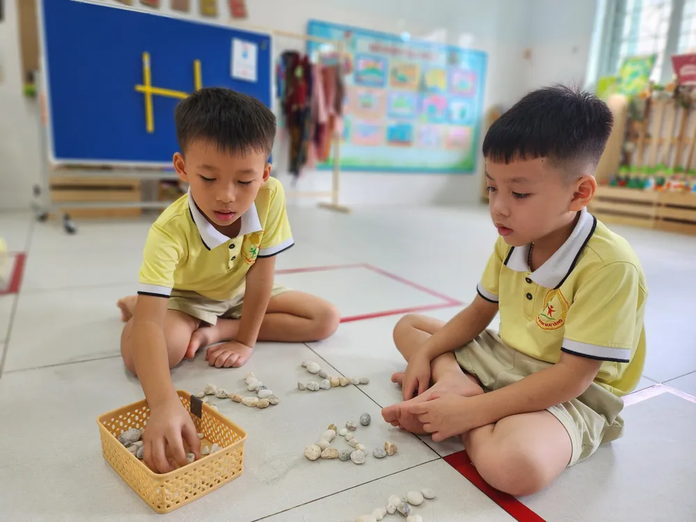 Các bé Trường Mầm non Mai Vàng, quận Gò Vấp trong một giờ học. Ảnh minh hoạ: NGUYỄN QUYÊN học sinh phải học xa nhà