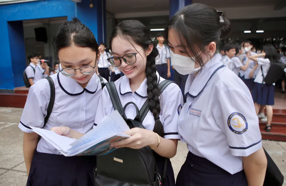 Thí sinh tham dự kỳ thi vào lớp 10 tại TP.HCM. ẢNH: NGUYỆT NHI tuyển bổ sung lớp 10