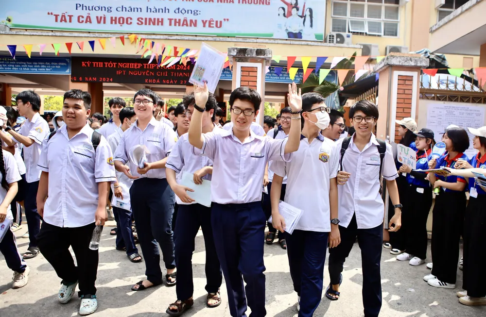 Thí sinh tham dự kỳ thi tốt nghiệp THPT năm học 2024-2025 tại TP.HCM. Ảnh: NGUYỆT NHI chấm thi tốt nghiệp THPT