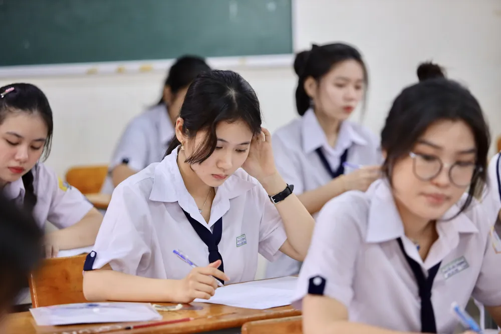 Tỉnh Trà Vinh gây bất ngờ khi giữ vị trí thứ 2 trong 63 tỉnh/thành về điểm Văn thi tốt nghiệp THPT. Trong ảnh, Thí sinh tham dự kỳ thi tốt nghiệp THPT năm 2024. Ảnh: NGUYỆT NHI điểm văn thi tốt nghiệp THPT
