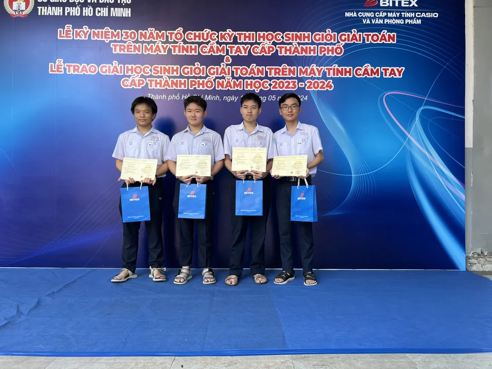 Nguyễn Hạo Thiên (thứ hai từ phải qua) là thủ khoa khối A1 toàn quốc trong kỳ thi tốt nghiệp THPT. Ảnh: NTCC kỳ thi tốt nghiệp
