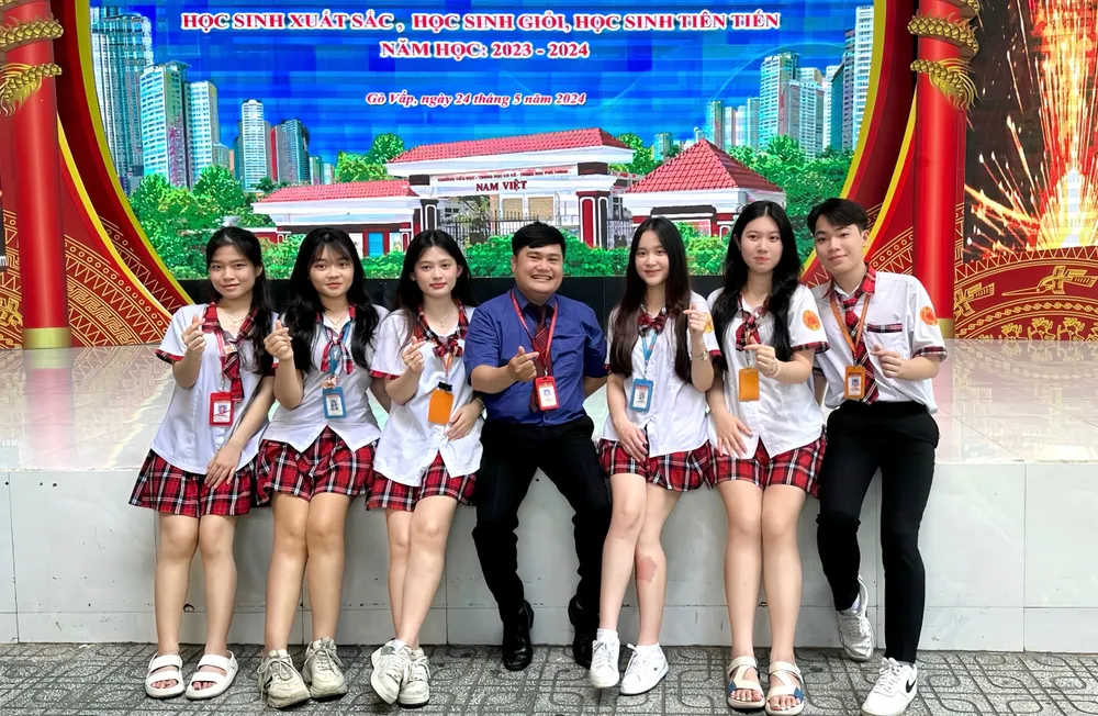 Lê Quốc Thịnh chụp hình cùng bạn bè và thầy giáo dạy toán của mình. Ảnh: NVCC thủ khoa khối C