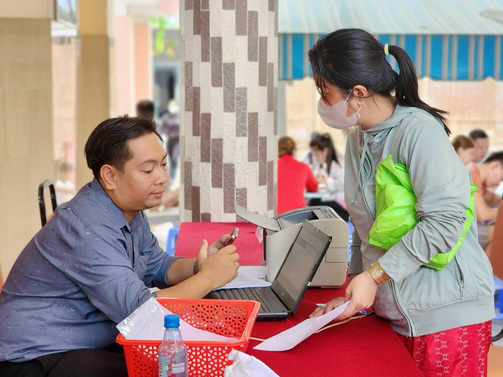 Phụ huynh đến nộp hồ sơ nhập học tại Trường Tiểu học Đặng Trần Côn, quận 4. Ảnh: NTCC tuyển sinh đợt 2