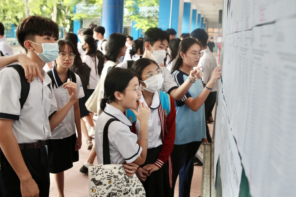Thí sinh tham dự kỳ thi lớp 10 tại TP.HCM. Ảnh: NGUYỆT NHI tuyển bổ sung lớp 10