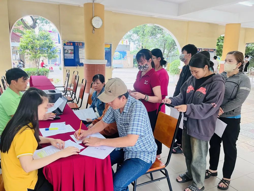 Phụ huynh đến Trường THPT Đào Sơn Tây (TP Thủ Đức) nộp hồ sơ. Ảnh: NN tuyen-bo-sung-lop-10-3-4.jpg