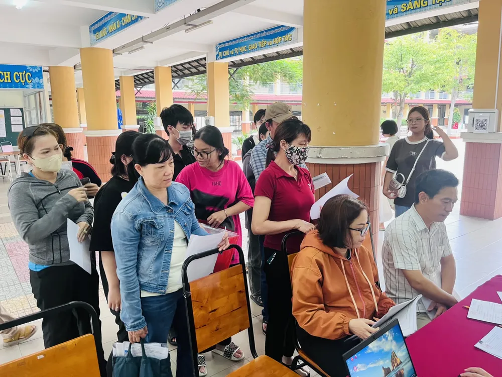 Phụ huynh xếp hàng nộp hồ sơ tại Trường THPT Đào Sơn Tây. Ảnh: NN tuyen-bo-sung-lop-10-3.jpg