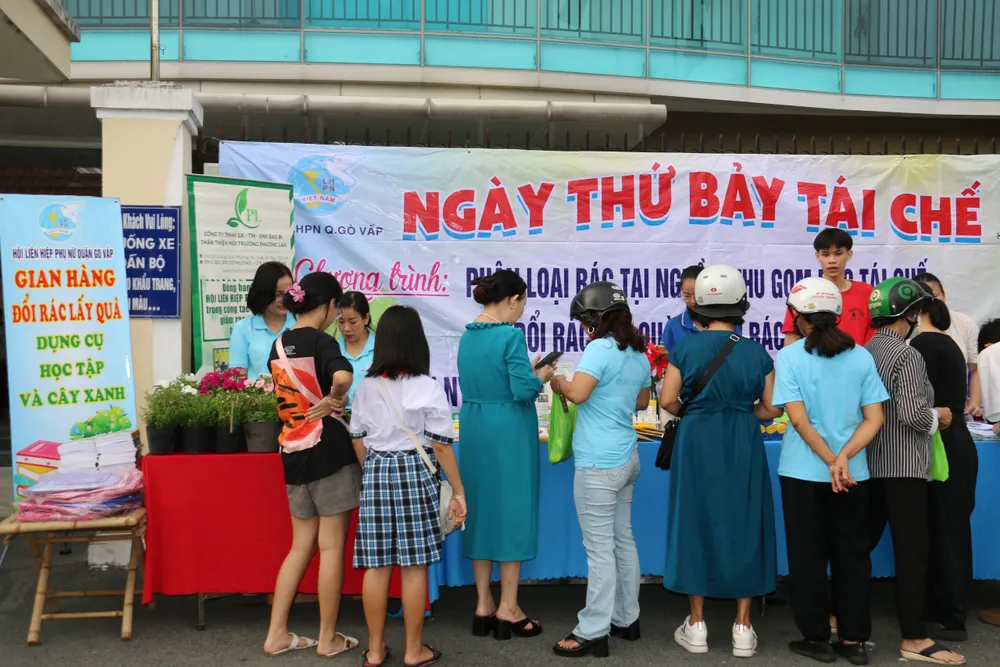 Chương trình đã thu gom được hơn 1,6 tấn rác thải. Ảnh: HX doi-rac-lay-qua-1.jpg