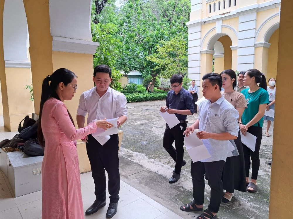 Các ứng viên tham dự kỳ thi tuyển giáo viên do Sở GD&ĐT TP.HCM tổ chức. ẢNH: TN tuyển giáo viên