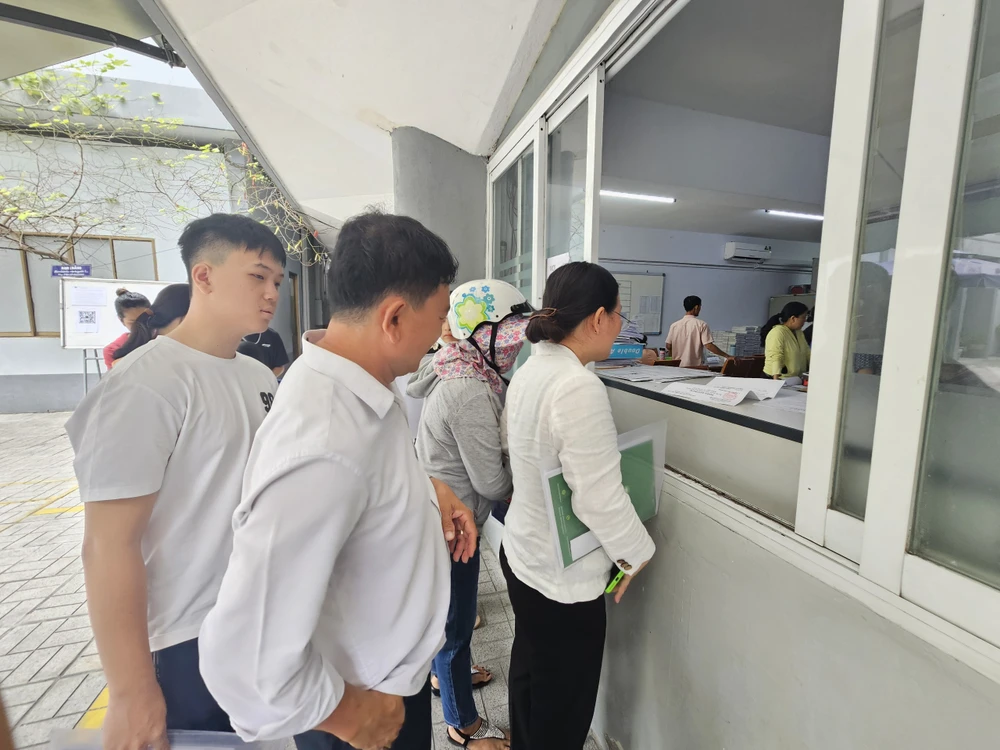 Phụ huynh đến nộp hồ sơ xét tuyển bổ sung lớp 10 tại Trường THPT Lê Thị Hồng Gấm, quận 3. Ảnh: HX tuyển bổ sung lớp 10