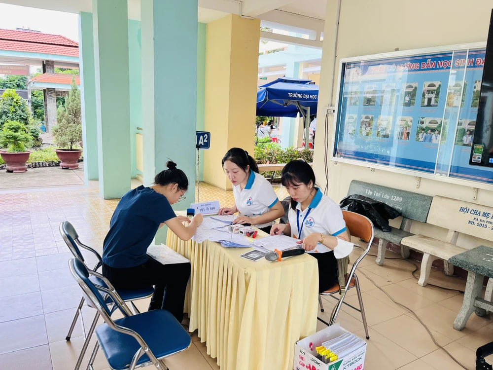 Phụ huynh nộp hồ sơ vào lớp 10 tại Trường THPT Đa Phước, huyện Bình Chánh. Ảnh minh hoạ: NTCC tuyen-bo-sung-lop-10-1-4.jpg